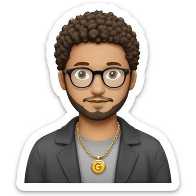 Hombre latino piel marron claro, cara estirada ovalada, gafas redondas oscuras, barba corta, pelo corto rizado. Sonrisa leve, expresión tranquila. Camiseta gris, jacket negro abierto, collar G dorado sticker