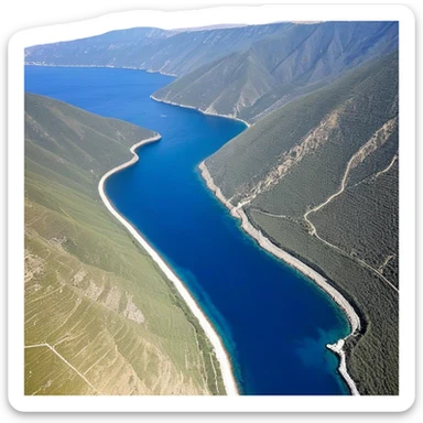 Bir kişi, sarı-siyah renkli bir deniz kayağının içinde oturuyor. Önünde açık deniz uzanıyor, gökyüzü açık mavi ve hafif bulutlu. Kişinin bir eli siyah eldivenli, diğerinde mavi ipli bir bileklik var. Eller kürek tutuyor. Ayaklarında terlik var. Manzara sakin, huzurlu ve sabah güneşiyle aydınlanmış. sticker