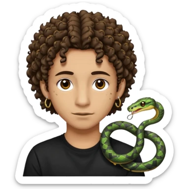 Chico con cabello medio corto, rizado, con ojos marrones, piel trigueña, con dos piercings debajo del labio (Snake bites) y dos piercings en cada oreja con pendientes negro, con polera negra sticker