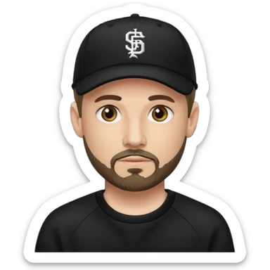 Hombre de ojos claros, con barba fina y perilla, gorra negra de baseball bordada, y sudadera negra sticker