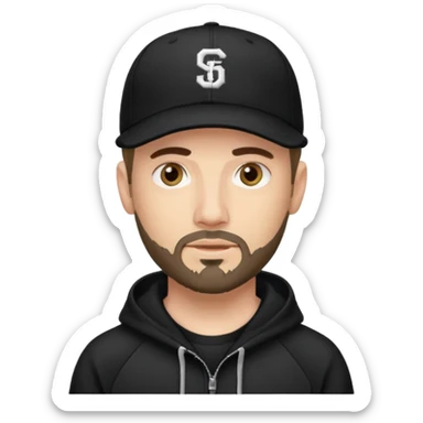 Hombre de ojos claros, con barba fina y perilla, gorra negra de baseball bordada con un 08, y sudadera negra sticker