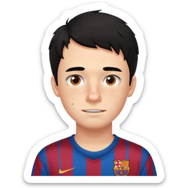 Un chico con pelo liso, demasiado pelo desordenado y negro, tiene pecas, brackets, ojos cafés oscuros y con una camisa del Barcelona sticker