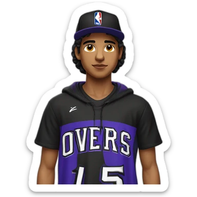 adolescente moreno de 19 años con gorra nba negra cerrada y remera negra oversize sticker