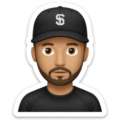 Hombre con la cara oculta, con barba fina y perilla, gorra negra de baseball bordada con un 08, y sudadera negra sticker