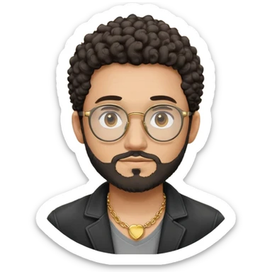 Hombre, cara redonda, gafas redondas oscuras, barba corta, pelo corto rizado. Sonrisa leve, expresión tranquila. Camiseta gris, jacket negro abierto, collar dorado sticker