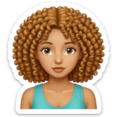 Mujer piel canela y pelo rizado, con un top sticker