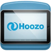 Una tablet con la pantalla de la marca o logo Hoozo, la tablet también tiene que verse como si fuera de la marca Hoozo, con una funda de color celeste sticker