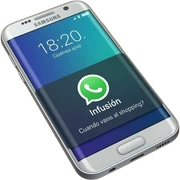 Crea una imagen de un celular Samsung con la pantalla de bloqueo en una mesa de madera, que aparezca una notificación de WhatsApp, que se llame "Infusión" y de mensaje que diga "Cuando vamos al shopping?" sticker