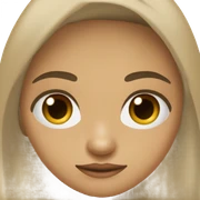 Una niña de color carne, pelo moreno ojos marrón y que lleve las ugc chandal blanco y bolso beis sticker
