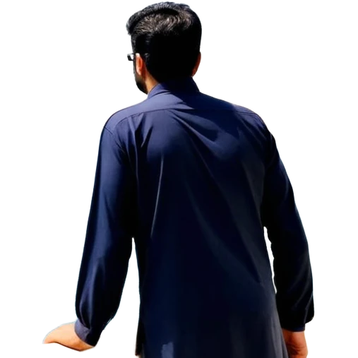 یه دختر زیبا با موهای قهوه ای روشن که مثل یک فرشته است و تازه متولد شده به همراه گل نیلوفر لای موهاش بالای گوشش و همراه با نیلوفرهای آبی و یک گل نیلوفر ترکیب شده با توت فرنگی در دست راستش. در ماه زیبا و بزرگ به وجود  آمده.  emoji