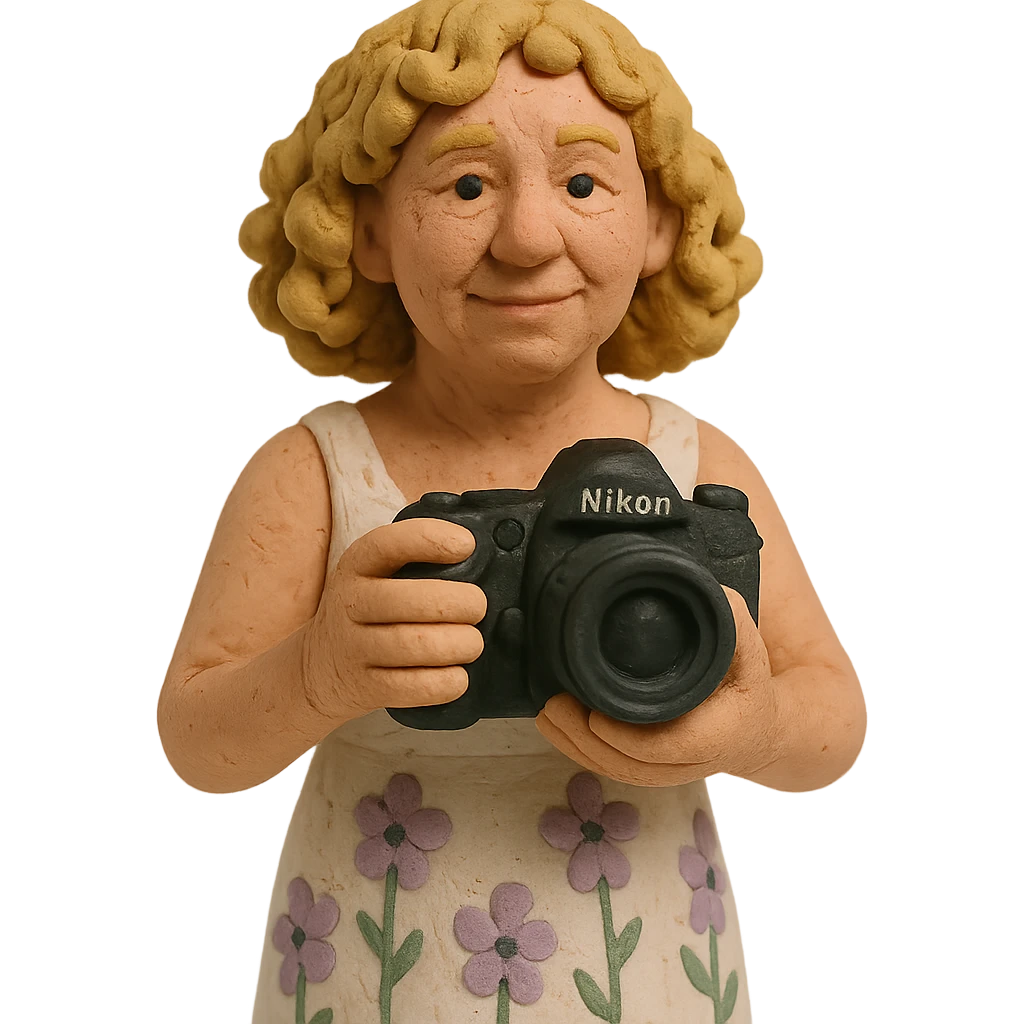 chica rubia de rulos de 50 años con cámara Nikon y vestido largo blanco con flores lilas, estilo claymation emoji