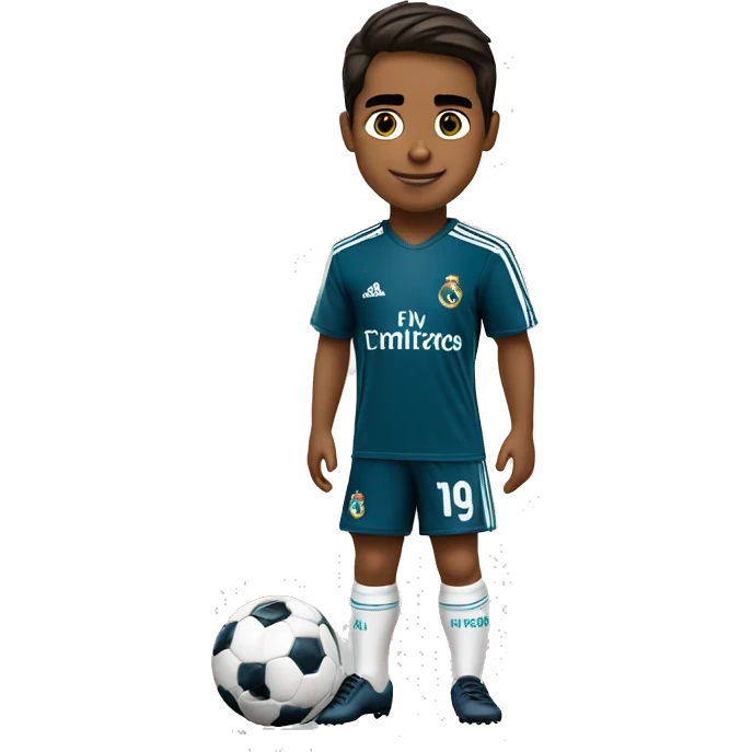 Niño jugando futbol con escudo de real madrid cabello lacio castaño rubio obscuro emoji
