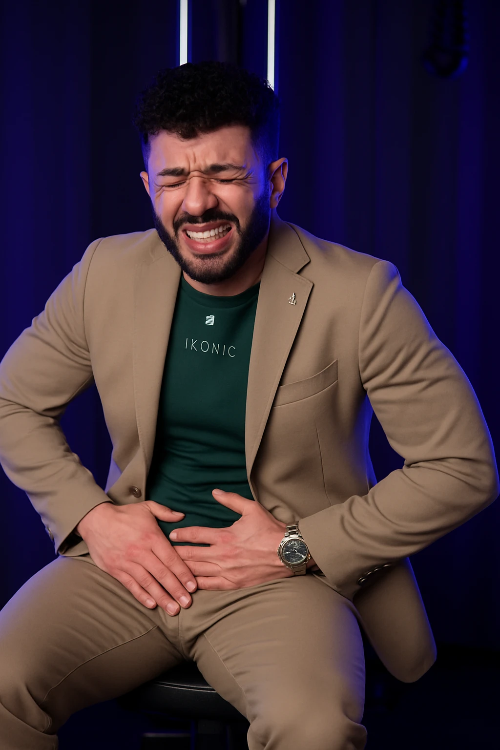 Uomo con dolore per via dei suoi fianchi asimmetrici emoji