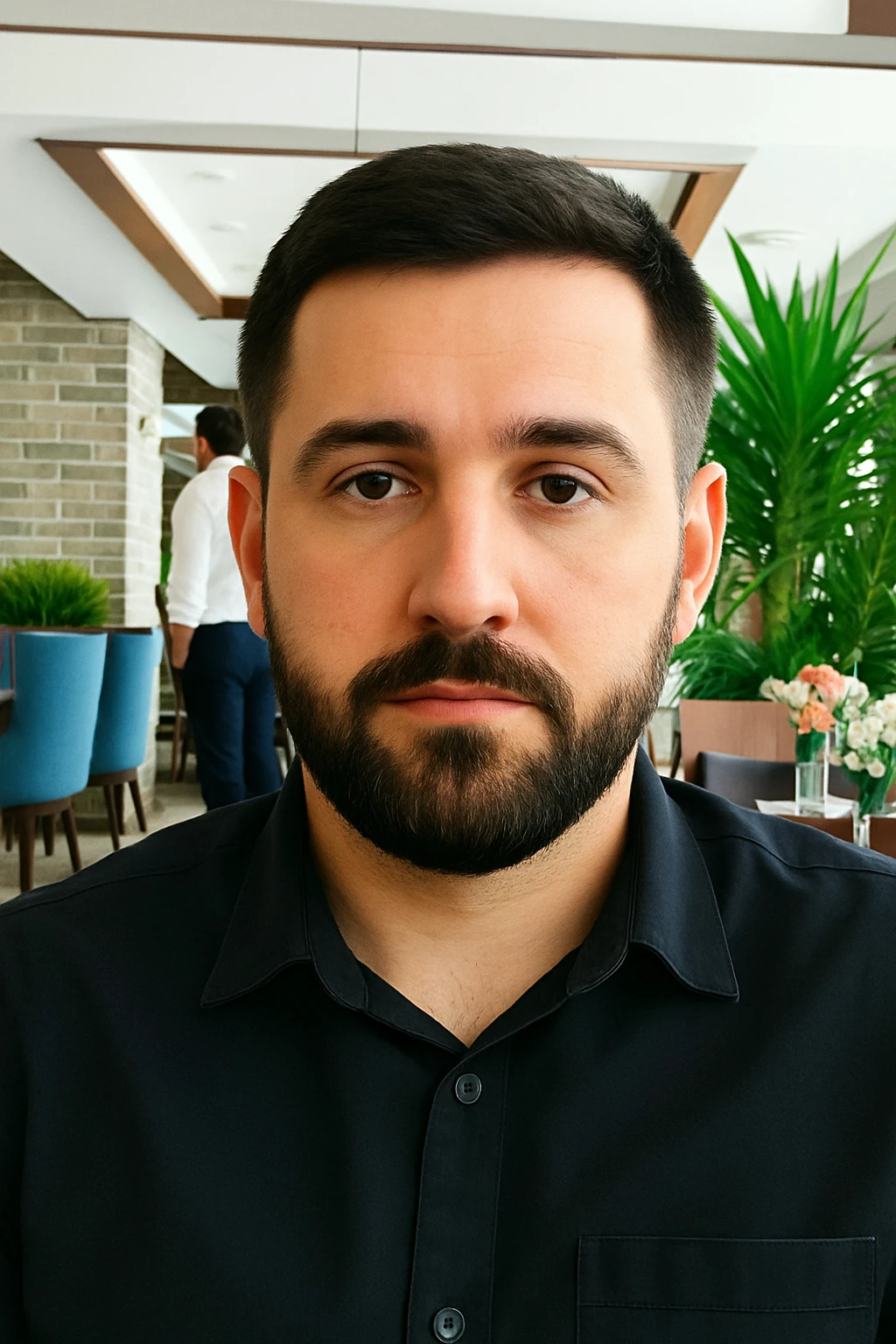 birinchidagi odamni yuziga 2 rasmdagi odamni yuzini quyib chizib ber emoji