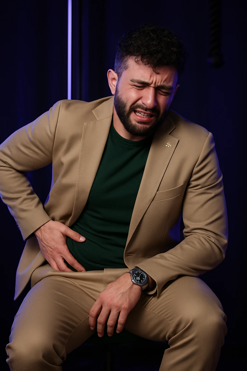 Uomo con dolore per via dei suoi fianchi asimmetrici emoji