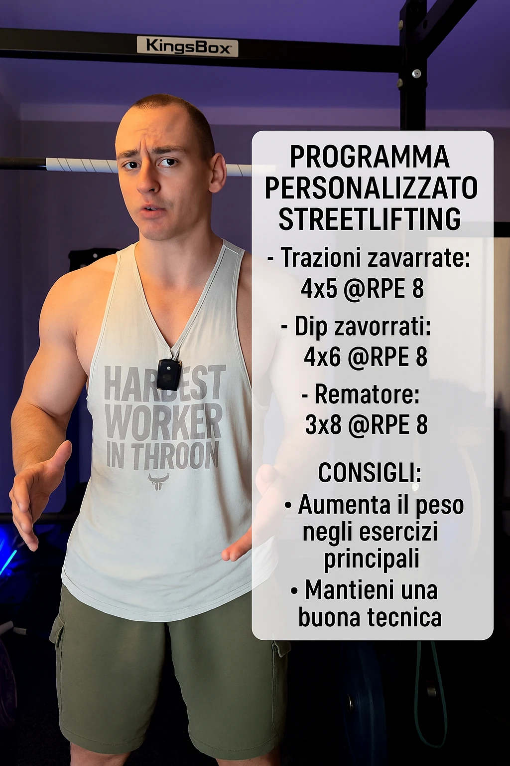 Uomo che crea un programma personalizzato per un suo cliente, sullo streetlifting, tutto in italiano emoji