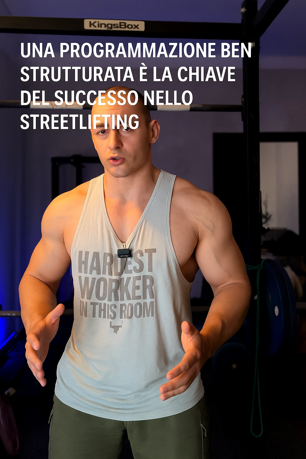 Uomo che si programma bene la sua seduta di Streetlifting. In italiano emoji