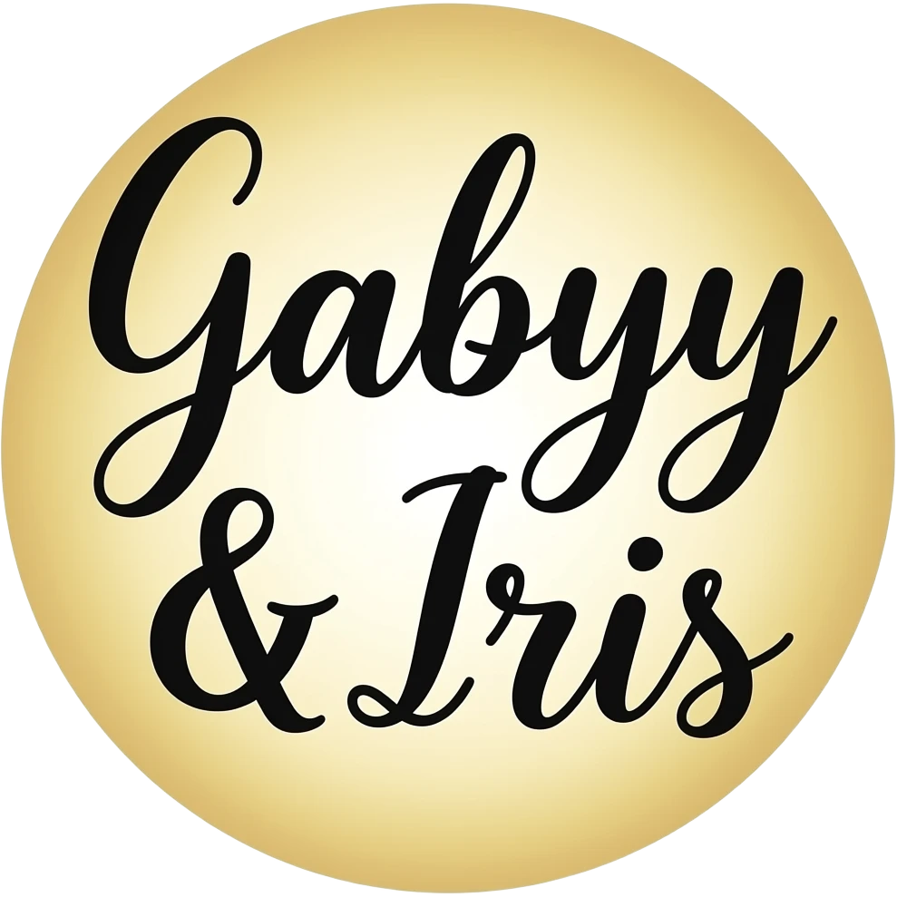 Un emoji  avec écrit tout attaché: Gabyy&Iris avec un style très calligraphique et des petits cœurs au-dessus des prénomst emoji