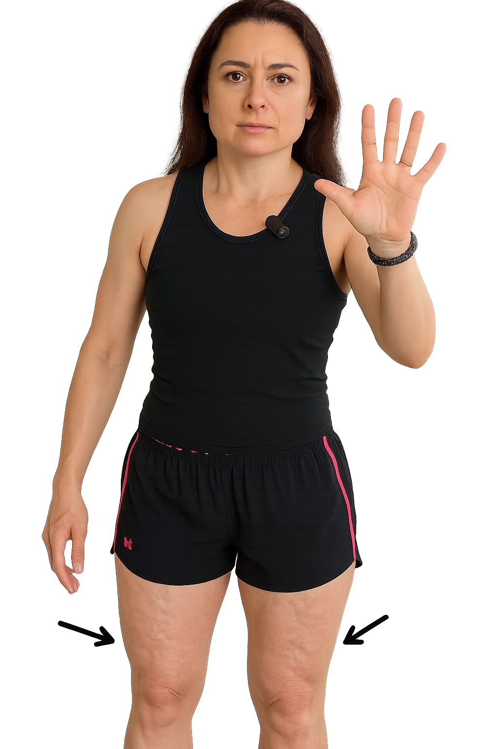Donna con cellulite sulle cosce indica le cosce che sono infiammate di cellulite con frecce ad indicare  senza mano alzata come in foto. emoji