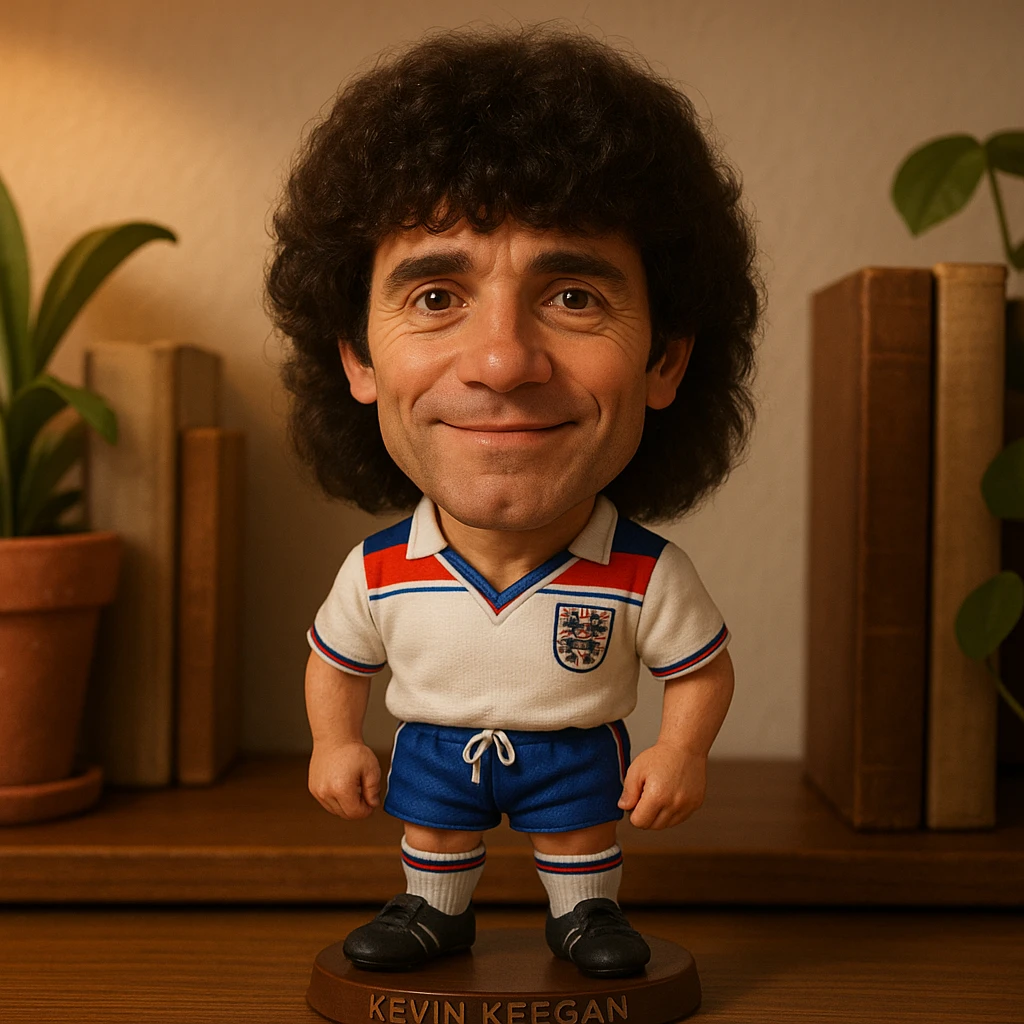Кевин Киган в форме сборной Англии 1979 смотрит на прямо на зрителя и слегка улыбается, освещение с левой верхней стороны кадра emoji
