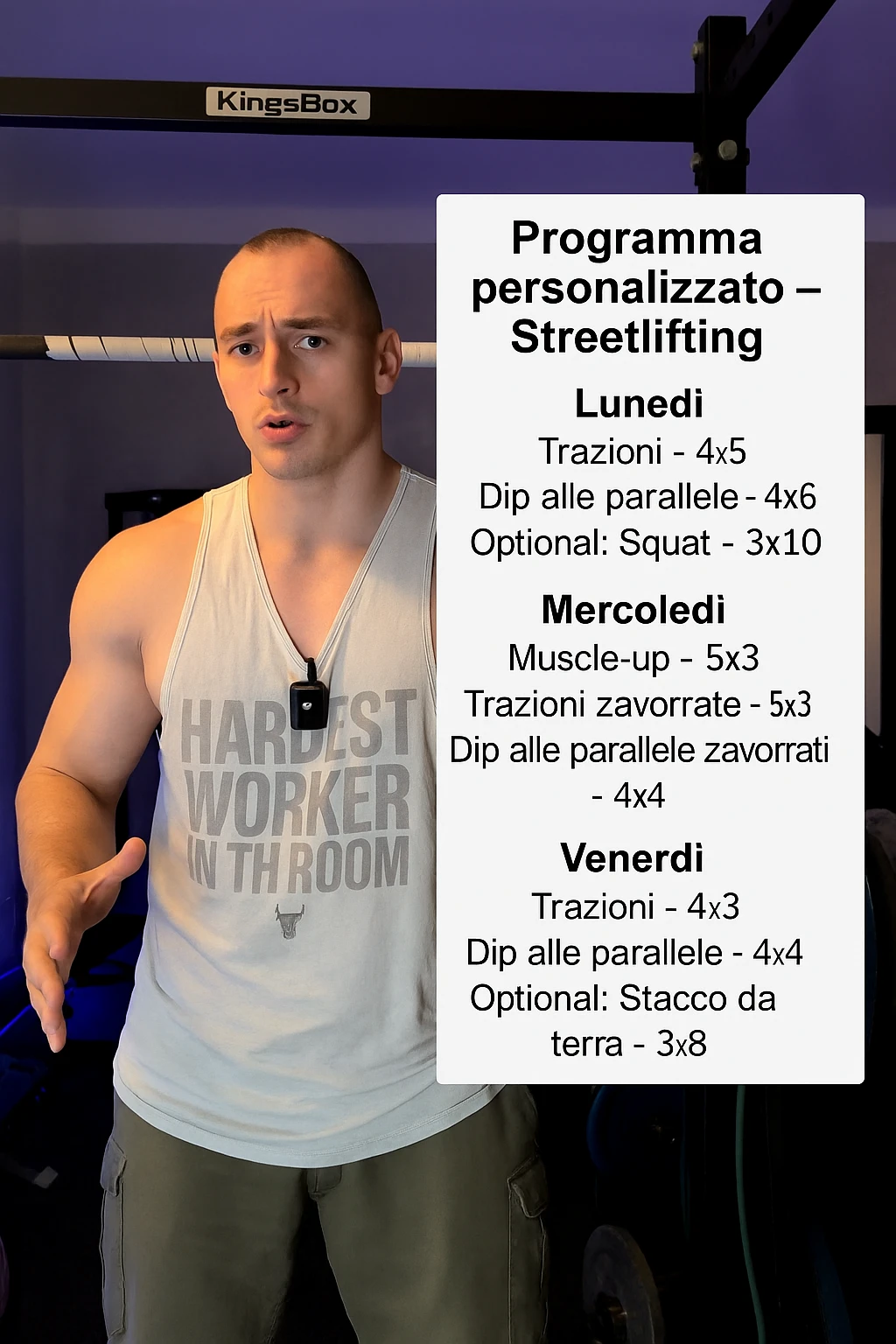 Uomo che crea un programma personalizzato per un suo cliente, sullo streetlifting, tutto in italiano emoji