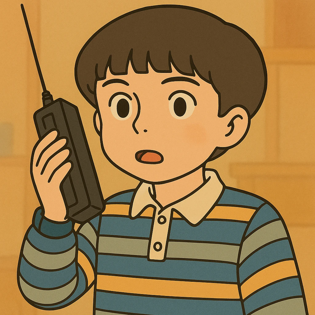 Variação do Mike Wheeler com cabelo de tigela mais curto, traço simples e delicado, colorido em tons pastel, contornos bem grossos e escuros, estilo Ghibli, formato 1:1 emoji