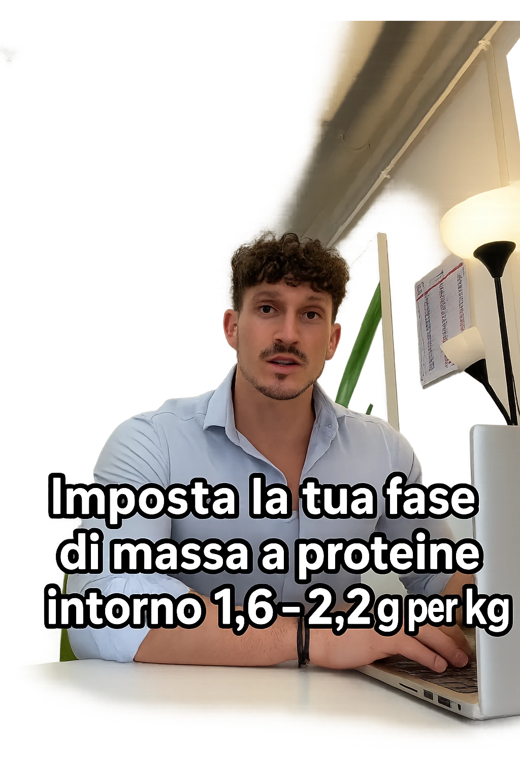 Uomo che imposta la sua fase di massa a proteine intorno 1.6 - 2.2g per kg in italiano emoji