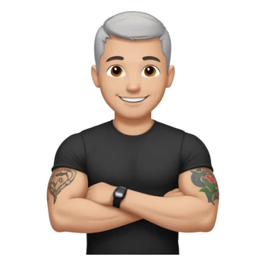 un homme de 35 ans, cheveux très court gris, qui sourit, musclé avec un seul bras tatoué et un tee shirt noir sticker