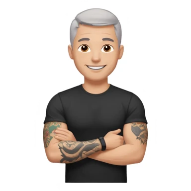 un homme de 35 ans, cheveux très court gris, qui sourit, musclé avec un seul bras tatoué et un tee shirt noir sticker