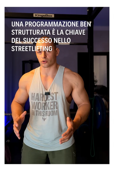 Uomo che si programma bene la sua seduta di Streetlifting. In italiano sticker