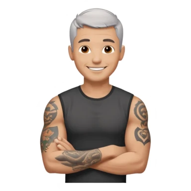 un homme de 35 ans, cheveux très court gris, qui sourit, musclé avec le bras droit tatoué et un tee shirt noir sticker