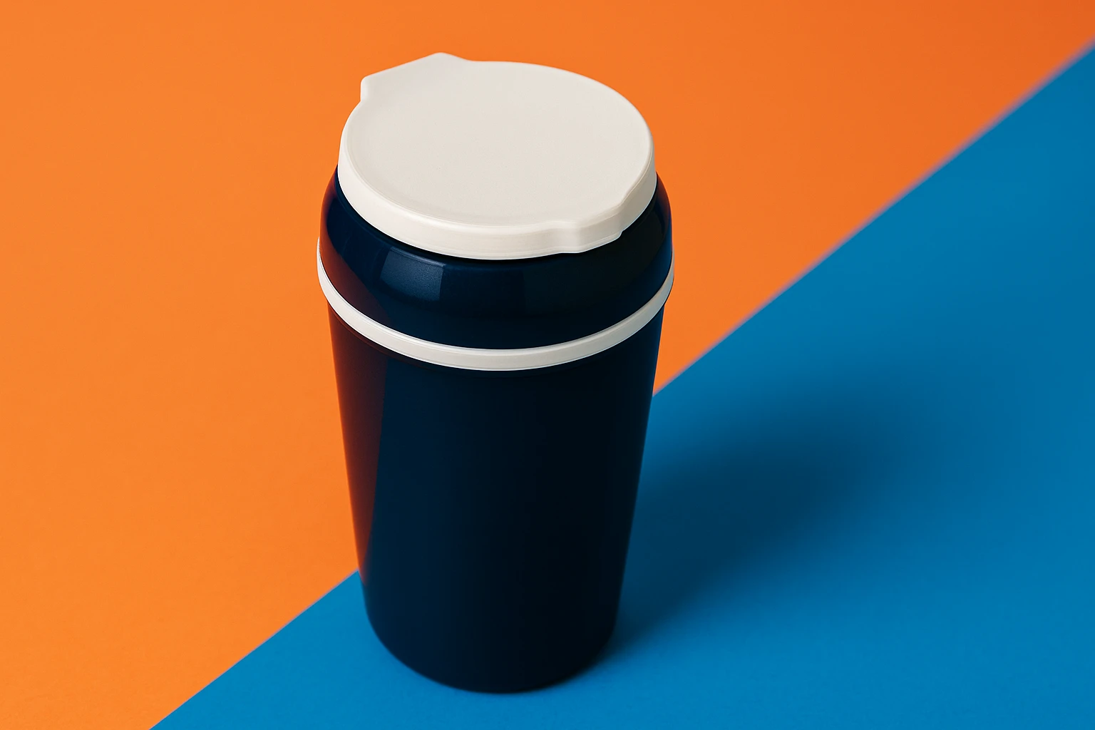 cégek merchandise (promóciós ajándékaként is lehet a terméket használni. erre készíts fotókat, legyen rajta a palack és a kupak. fiatal, dinamikus, színes, valódi hatású fotó legyen. 1900px x 1080px méretben. emoji