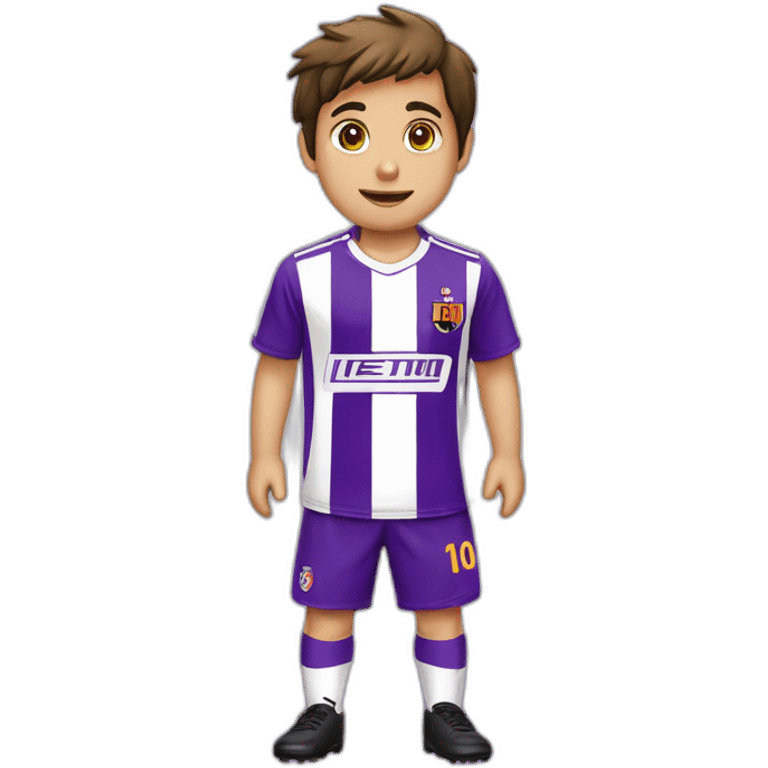 Niño rubio futbolista camiseta rayas verticales moradas emoji