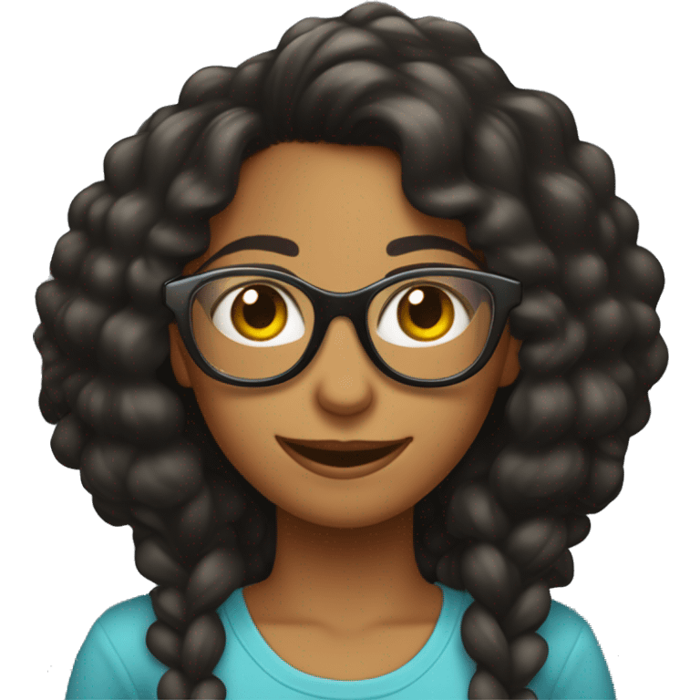 Una chica rizada pelo negro con gafas sonriendo emoji