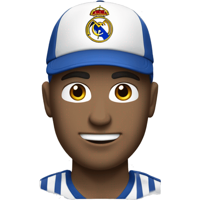 Chico de piel blanca con una gorra azul con, una camisa de futbol del equipo de futbol Real Madrid y Con unos pantalones oscuros emoji