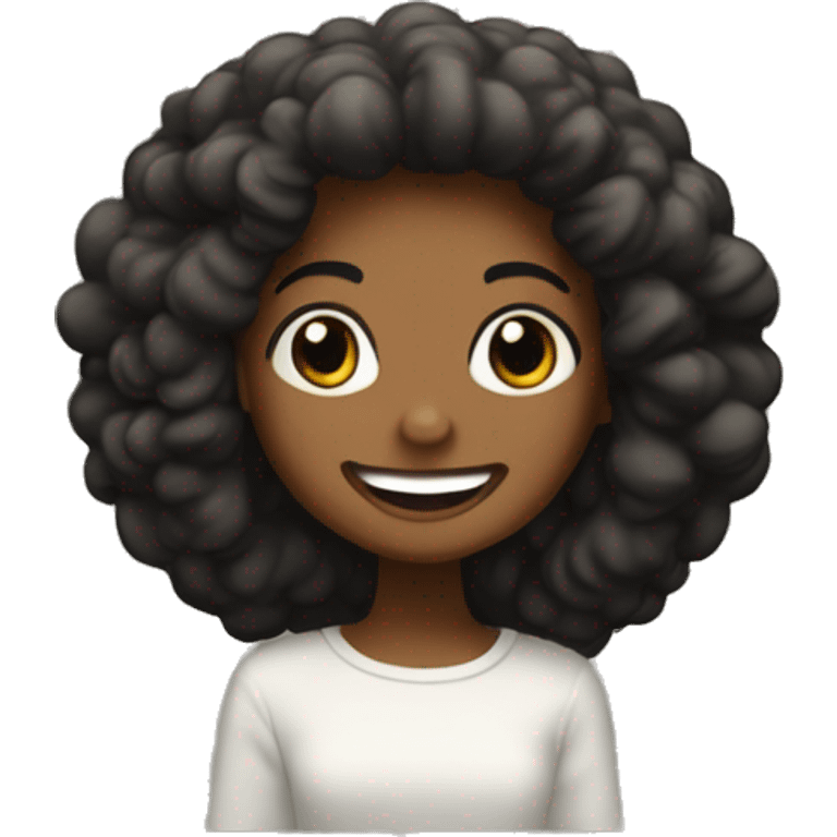 Chica negra de pelo afro sonriendo con plao de pasta emoji