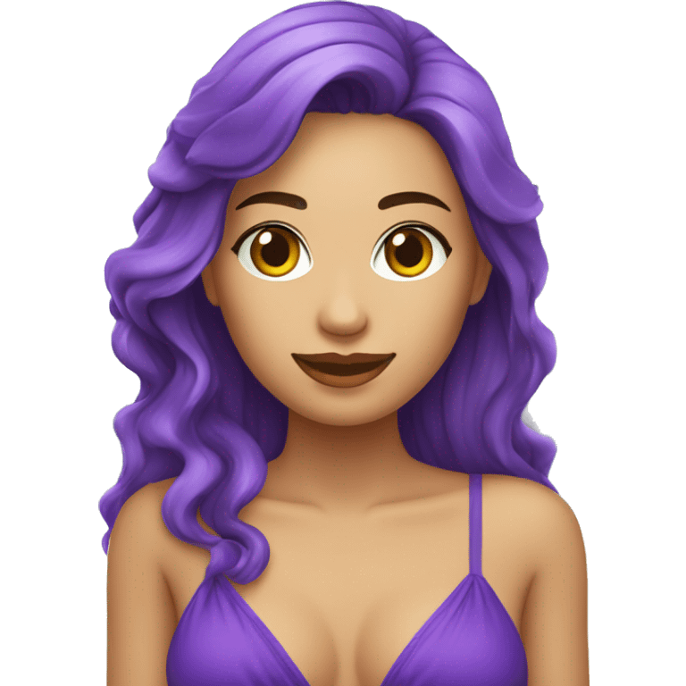 Una chica blanca de cabello rizo en la playa con su traje de baño morado emoji