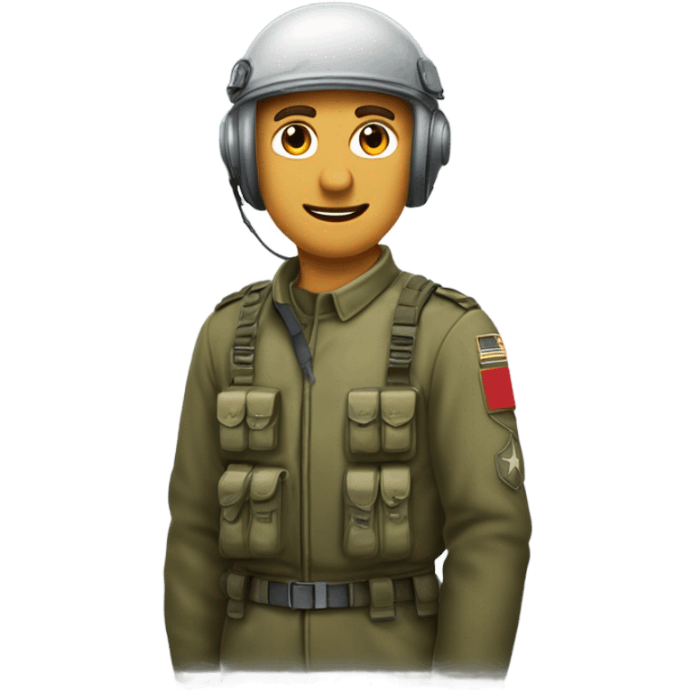 Homme militaire blanc avec des cheveux bruns. Il porte un équipement bariolé et un casque  emoji