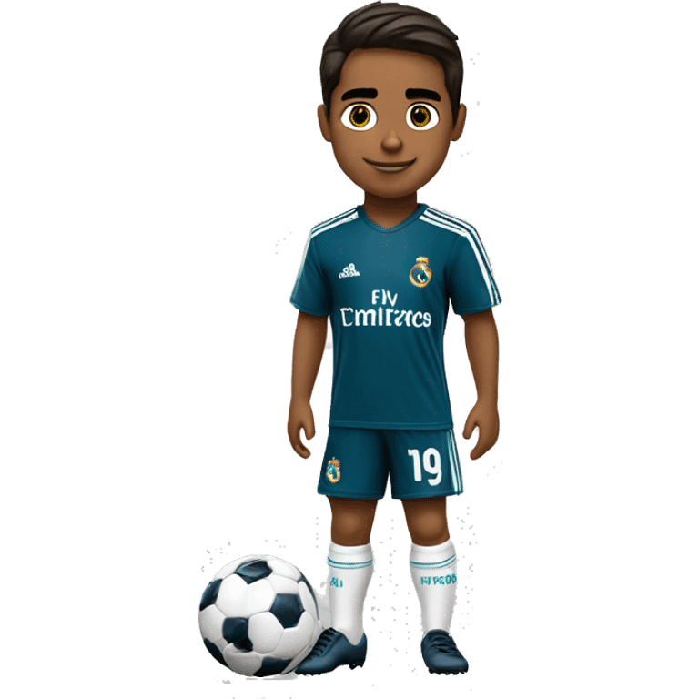 Niño jugando futbol con escudo de real madrid cabello lacio castaño rubio obscuro emoji