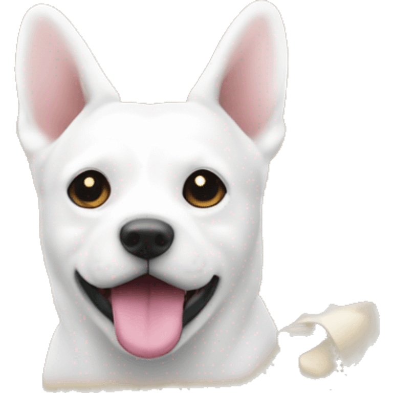 Un perrito blanco con manguitas carmelitas y las orjitas triangulares  emoji