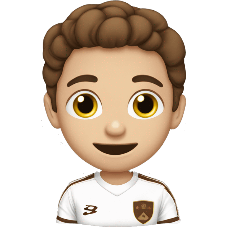 Niño 11 años, piel blanca, pelo marrón y ojos marrones. Camiseta de fútbol emoji