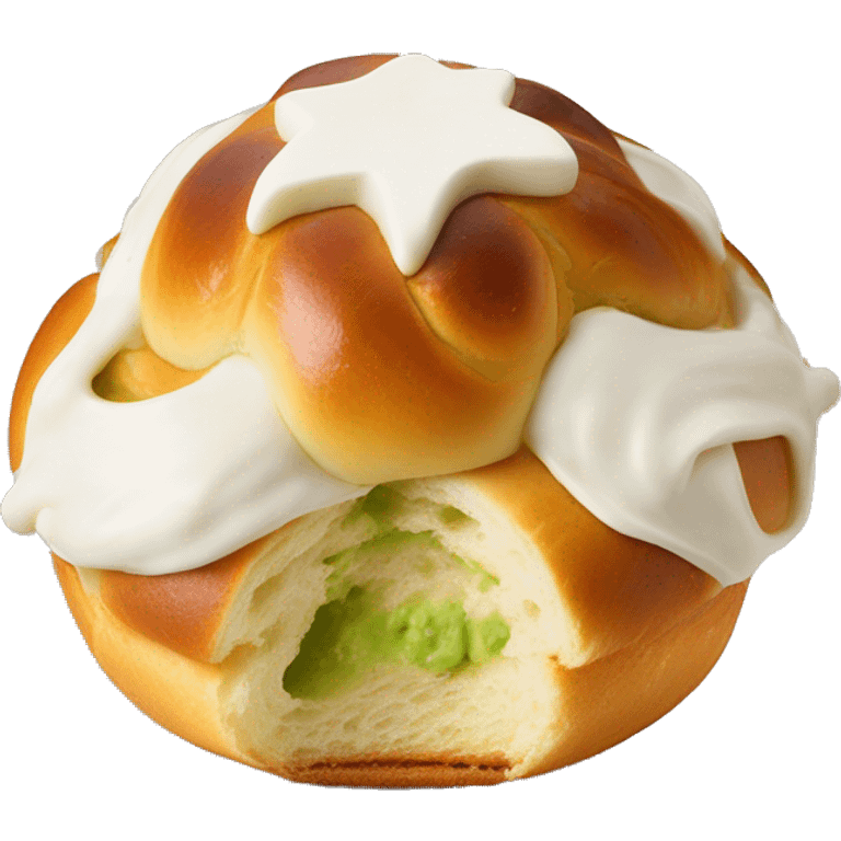 Boule de brioche ronde coupée au centre avec crème fouettée et pistache a l’intérieur  emoji