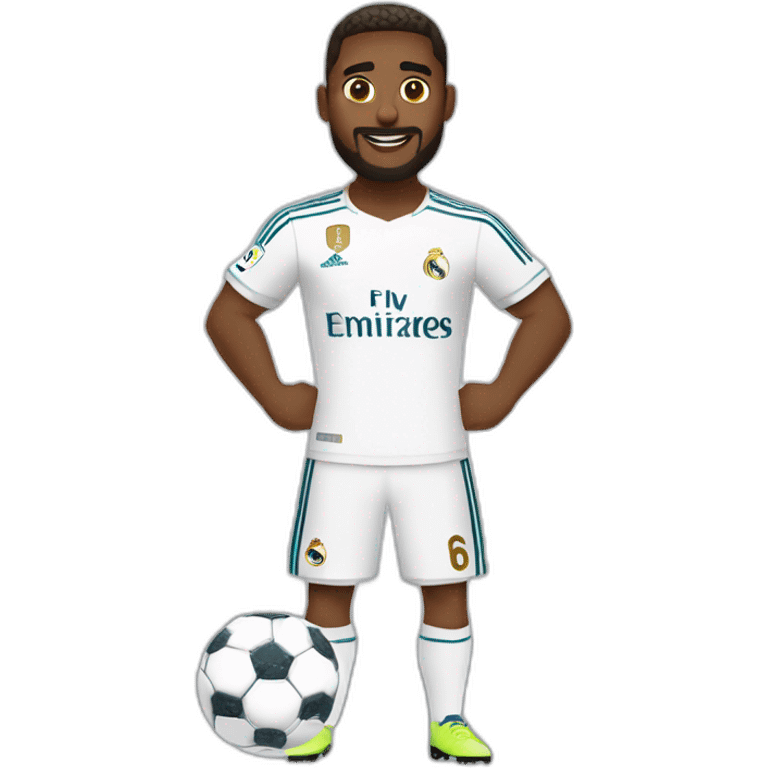 Hombre sin cabello con perilla jugando fútbol con el real madrid emoji